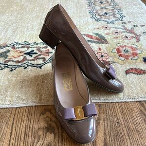 Salvatore Ferragamo Vara Pump size 7
